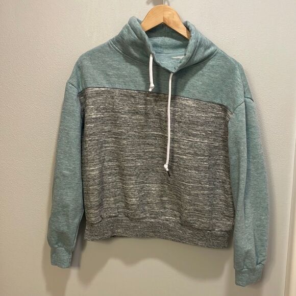 NWOT Reflex woman’s mock turtleneck grey and green sweatshirt - Picture 1 of 9
